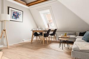 ein Wohnzimmer mit einem Tisch, Stühlen und einem Sofa in der Unterkunft 2024 Renovated Luxury Penthouse! Up To 9 Guests! in Bergen