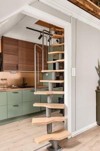 uma cozinha com uma escada em espiral num quarto em 2024 Renovated Luxury Penthouse! Up To 9 Guests! em Bergen