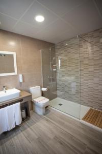 a bathroom with a toilet and a shower and a sink at Hotel LB Villa De Cuenca in Cuenca