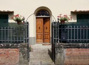 サン・ピエーロ・ア・シエーヴェにあるLa Stazione Per Dormire Guest Houseの建物側の木製ドア