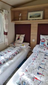 Postel nebo postele na pokoji v ubytování Stunning 2 Bedroom, pet friendly Static Caravan at Hoburne Devon Bay + 8 fotografií