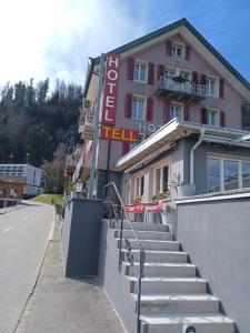 ein Hotel mit einer Treppe vor einem Gebäude in der Unterkunft Hotel Tell in Seelisberg