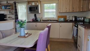 Gallery image of Stunning 2 Bedroom, pet friendly Static Caravan at Hoburne Devon Bay in Goodrington