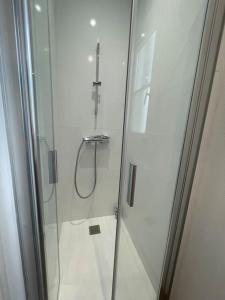 een badkamer met een douche en een glazen deur bij La Soissonnaise, maison de ville à Soissons in Soissons
