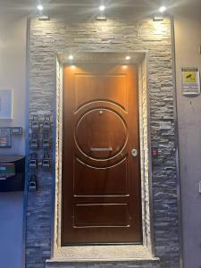 a brown door in a room with a brick wall at Residenza Segrate Centro Novegro in Segrate