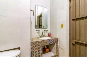 a bathroom with a sink and a mirror at 4.Guadalajara, corazón del centro historico. in Guadalajara