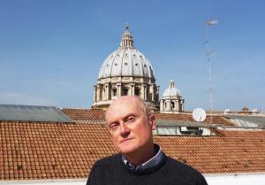 un hombre está parado frente a un edificio en Gregory B&B Vatican, en Roma