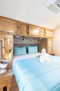 una camera da letto con un grande letto con cuscini blu di The Great Escape a Fort Worth