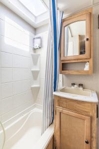 ein Bad mit einem Waschbecken und einer Dusche in der Unterkunft The Great Escape in Fort Worth