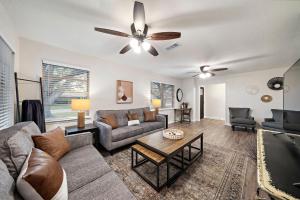 Χώρος καθιστικού στο Peaceful Abode in Convenient Baytown Location