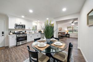 Η κουζίνα ή μικρή κουζίνα στο Peaceful Abode in Convenient Baytown Location