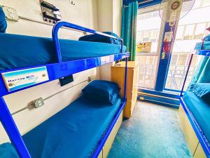 Zimmer mit 2 Etagenbetten in einem Bus in der Unterkunft ITH San Francisco Pacific Tradewinds Hostel in San Francisco