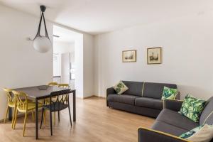 uma sala de estar com uma mesa e um sofá em Valeria Apartment em Bardolino