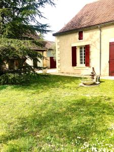 un patio de una casa con un patio en Maison de vacances tout confort, piscine privée & équipements uniques, DORDOGNE, en Lamonzie-Saint-Martin