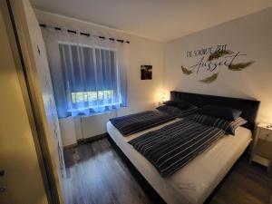 Schlafzimmer mit einem Bett und einem Fenster in der Unterkunft Auszeit am Berg in Schwarzach im Pongau