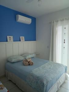 Un dormitorio con una cama con dos ositos de peluche. en Studio Morro das Pedras, en Florianópolis