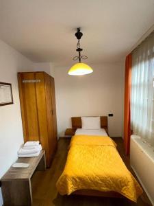Postel nebo postele na pokoji v ubytování Apartments Prizreni