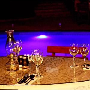 un gruppo di bicchieri da vino seduti su un tavolo di Goba Lodge a Gobabis