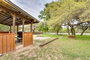 un padiglione in legno in un parco alberato di Cabana Sol Cabin 4 Mi to Garner State Park a Rio Frio
