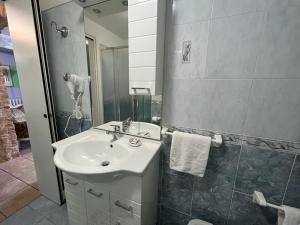 A bathroom at Casa Cristina - Vista Lago