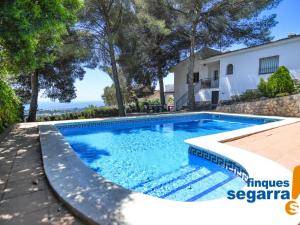uma piscina em frente a uma casa em Casa El Vendrell, 3 dormitorios, 8 personas - ES-320-23 em El Vendrell
