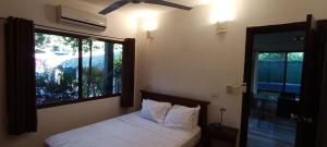 1 dormitorio con cama y ventana grande en Massai Apartments, en Playa Flamingo