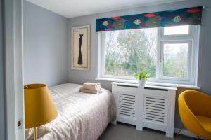 1 dormitorio con cama y ventana en No.10 Bristol en Bristol