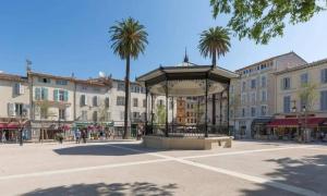 a gazebo in the middle of a city street at Magnifique 2 pieces in Antibes