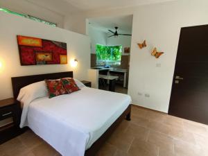 Una cama o camas en una habitación de Viila Ixchel jungle pool