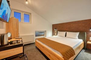 A bed or beds in a room at Sakutski House