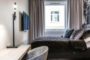 a hotel room with a bed and a window at **ROYAL SUITE ** MODERN ** FAST - WIFI ** SMART TV ** in Oslo