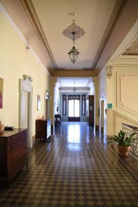 Villa San Giuseppe في بريشيا: غرفة فارغة مع صالة كبيرة مع طاولة وخزانة