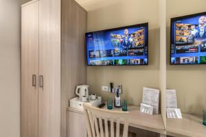 Televízia a/alebo spoločenská miestnosť v ubytovaní Gardenia Suite