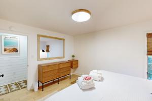 1 dormitorio con cama, tocador y espejo en 3542 Seascape Villa, en Kiawah Island