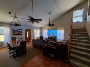 uma sala de estar com um sofá e uma mesa em Cozy Casa - Wine Country Family Retreat em Paso Robles