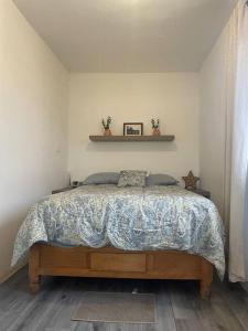 a bedroom with a bed in a room at Loft hermoso con bella vista de la ciudad in San Luis Potosí