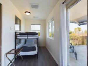 um quarto com um beliche e uma varanda em Cozy Casa - Wine Country Family Retreat em Paso Robles