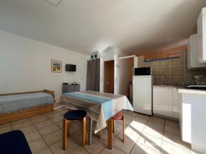 uma cozinha com uma mesa e uma cama num quarto em Studio Le Barcarès Plage 4 personnes em Le Barcarès