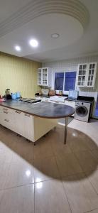 una gran cocina con una gran isla en el medio en Super Cozy Apartment, en Larache