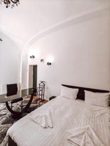 una camera con un grande letto e una scrivania di Studio Berindei a Cluj-Napoca