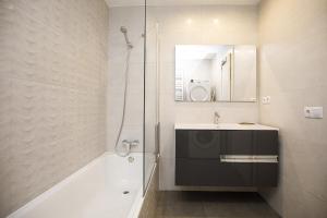 a bathroom with a sink and a shower at Casa con bonitas vistas en Montjuic Girona in Girona