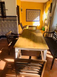 Una mesa y sillas de madera en una habitación. en The Best House! Large terrace Beach and Bars! Traveller Awards 2024-2025, en Torrevieja