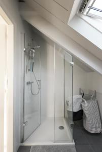 a bathroom with a shower with a glass door at Refuge de Baden - cadre idyllique 6 pers in Larmor-Baden