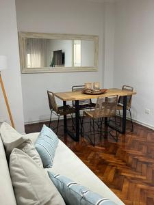 sala de estar con mesa y sofá en Buenos Aires Apartamento ADDA en Buenos Aires