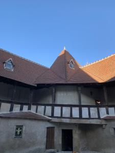 un bâtiment avec un toit carrelé et un bâtiment dans l'établissement Le Château de la Mothe de Vicq, à Vicq