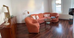 ein Wohnzimmer mit einem Sofa und einem Tisch in der Unterkunft Ferienwohnung Am Anger in Naumburg