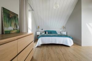 a bedroom with a bed and a dresser in it at Refuge de Baden - cadre idyllique 6 pers in Larmor-Baden