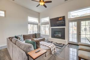 ein Wohnzimmer mit einem Sofa und einem TV in der Unterkunft Sparks Home with Lake Access, 5 Mi to Downtown Reno! in Sparks