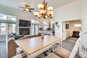 ein Wohnzimmer mit einem Tisch und einem Sofa in der Unterkunft Sparks Home with Lake Access, 5 Mi to Downtown Reno! in Sparks