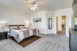 Schlafzimmer mit einem Bett und einem Deckenventilator in der Unterkunft Sparks Home with Lake Access, 5 Mi to Downtown Reno! in Sparks
